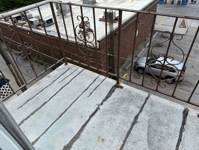 Building Photo - 1128 Des Plaines Ave