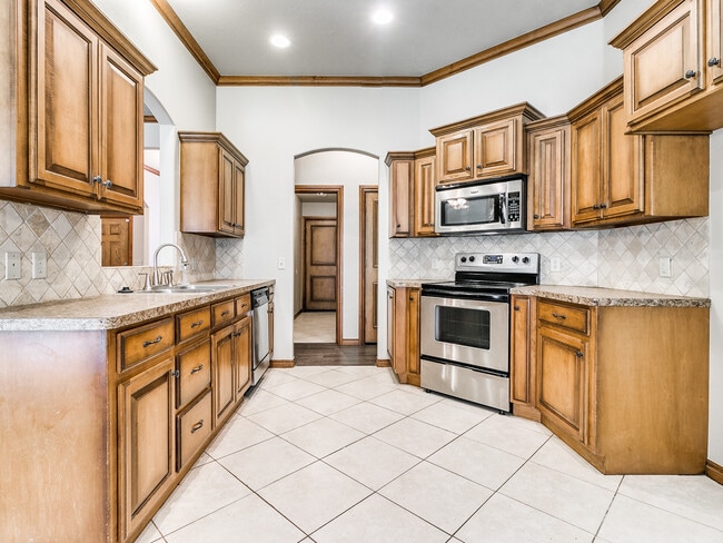 Building Photo - 15609 Traditions Dr