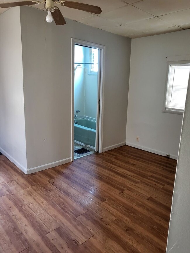 Building Photo - 1 bed house with washer dryer hook up