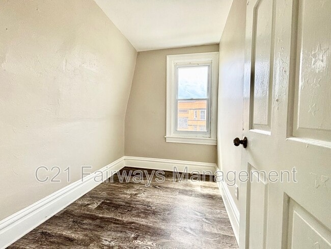 Building Photo - 352 2nd St