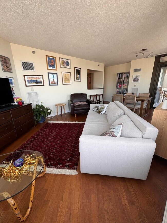 Building Photo - 400 N La Salle Dr