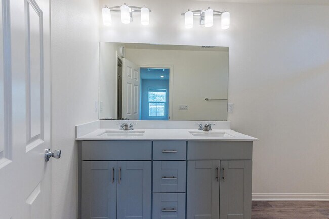Building Photo - 27638 Sawtooth Ln