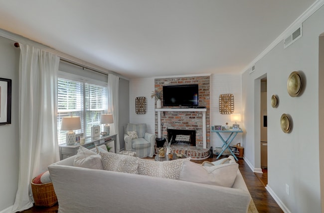Building Photo - Beautiful Mt. Pleasant Home!