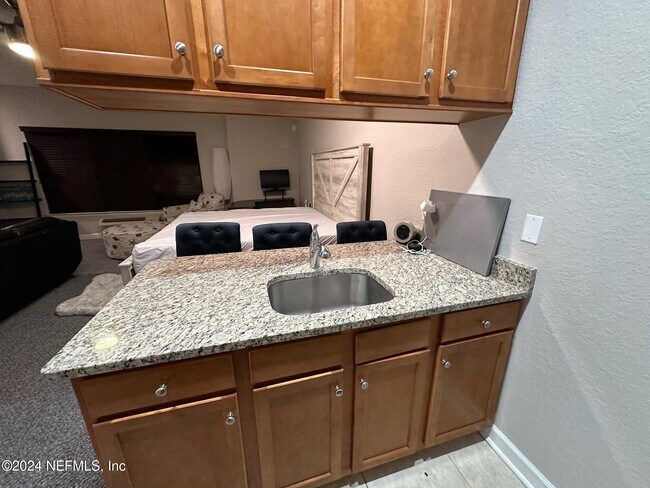 Building Photo - 439 Midway St