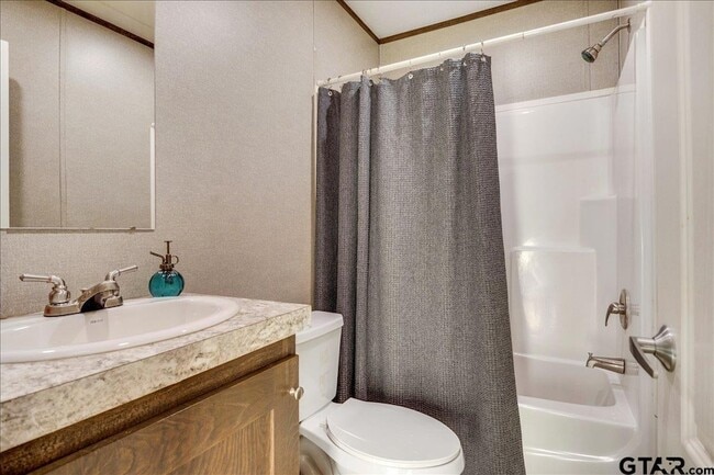 Building Photo - 409 Willow Dr