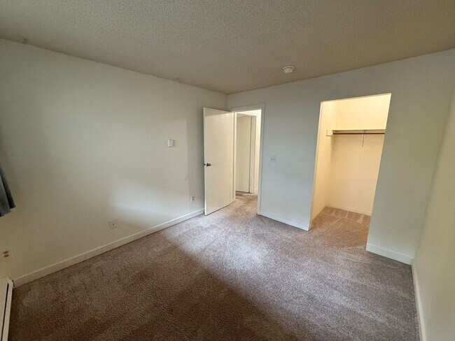 Building Photo - 2 Bedroom 2 Bathroom Plus Amenities!
