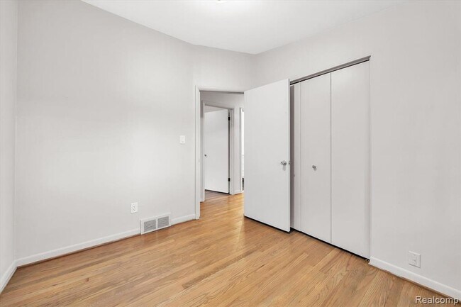 Building Photo - 229 Redwood Dr