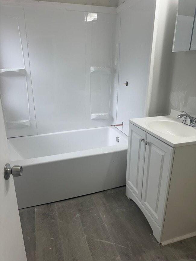 Building Photo - Renovated 4 Bedroom and 1.5 Bath