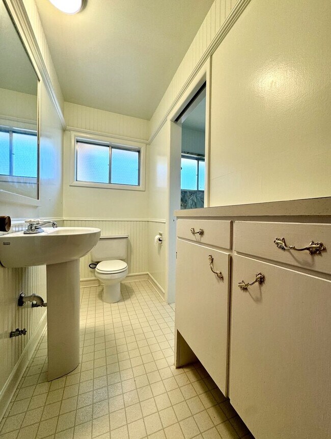 Building Photo - **50% OFF FIRST MONTH'S RENT** Country Liv...