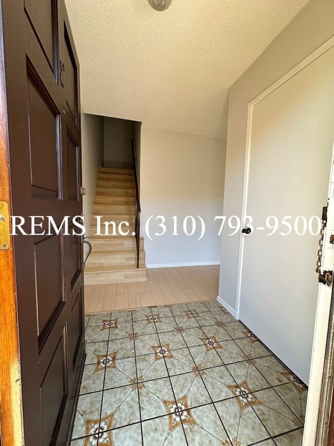 Building Photo - Remodeled Townhome with Garage and Laundry...