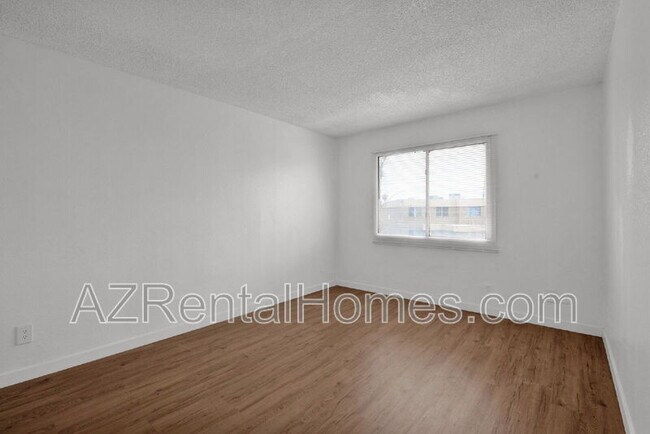 Building Photo - 4715 E Jones Ave