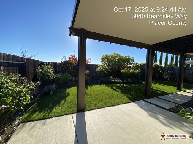 Building Photo - Pristinely Maintained Roseville Home with ...