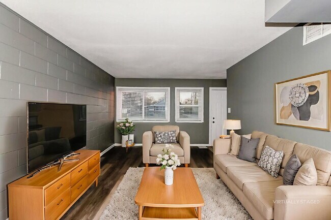 Building Photo - Charming 2 Bed, 1 Bath Apartment in Indianapolis - Don't Miss Out!