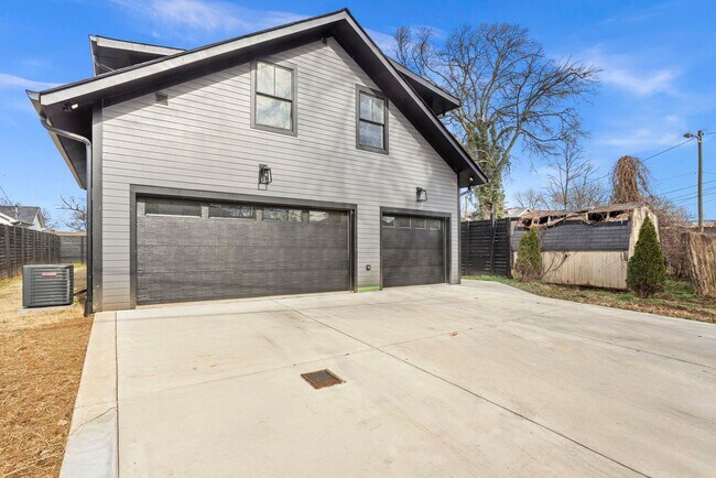 Building Photo - 942 Maxwell Ave