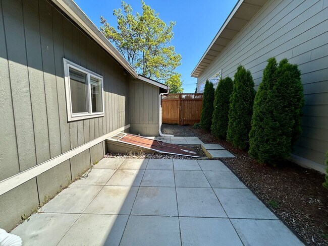 Building Photo - Charming 3-Bedroom Home in Prime Vancouver Location – Pet Friendly with Fenced Yard!