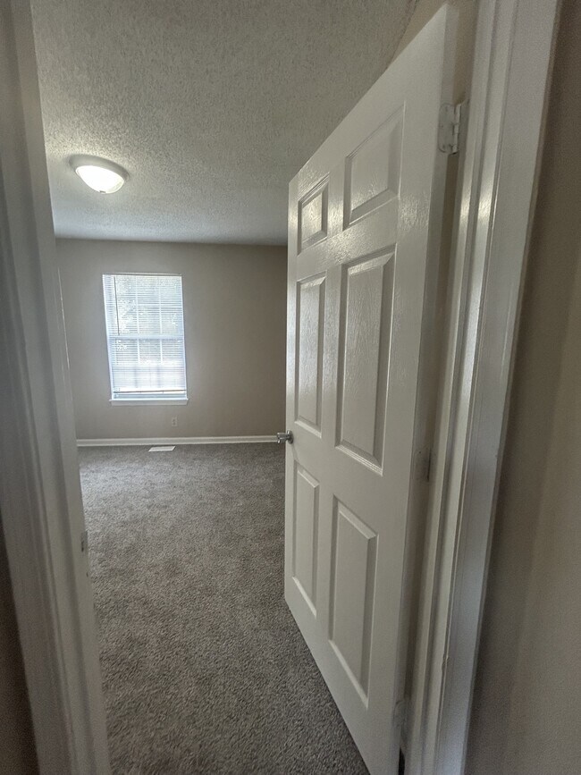 Building Photo - 2070 Carneal Ln