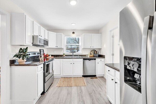 Building Photo - 3 Bed 2 Bath House w/Fenced Yard in East N...