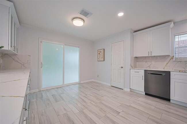 Building Photo - 5914 Clerkenwell Dr