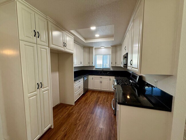 Building Photo - Single story home in established neighborhood!