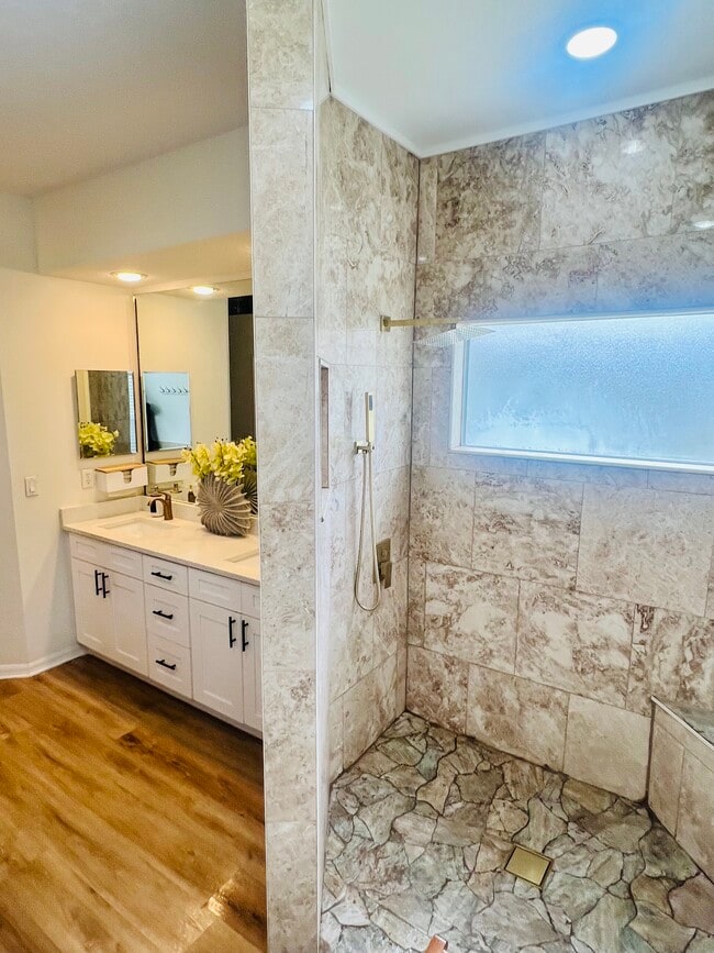 Building Photo - 1405 W River Ct