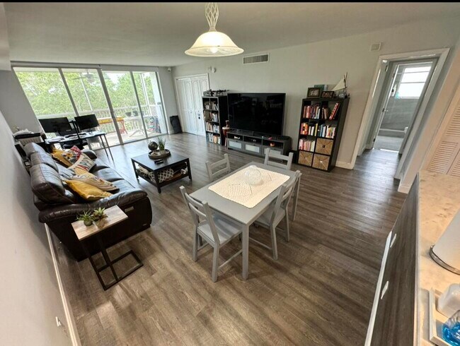 Building Photo - 3090 N Course Dr