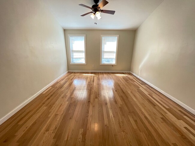 Building Photo - Large, updated 5 BR 2.5 BA in Carrboro, cl...