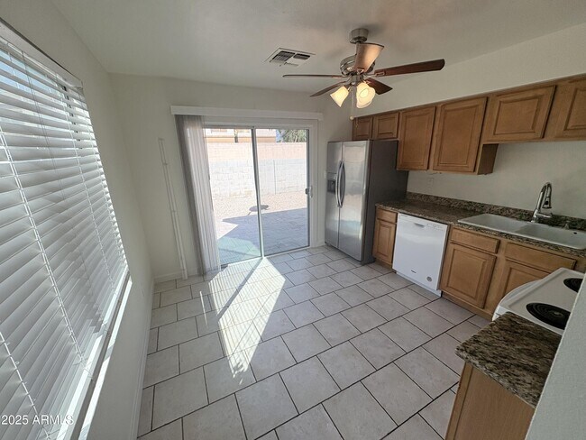 Building Photo - 1538 E Palmdale Dr