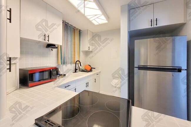 Building Photo - AVAILABLE 11/3/25 1BR / 1Bath / 1Pkg Condo...