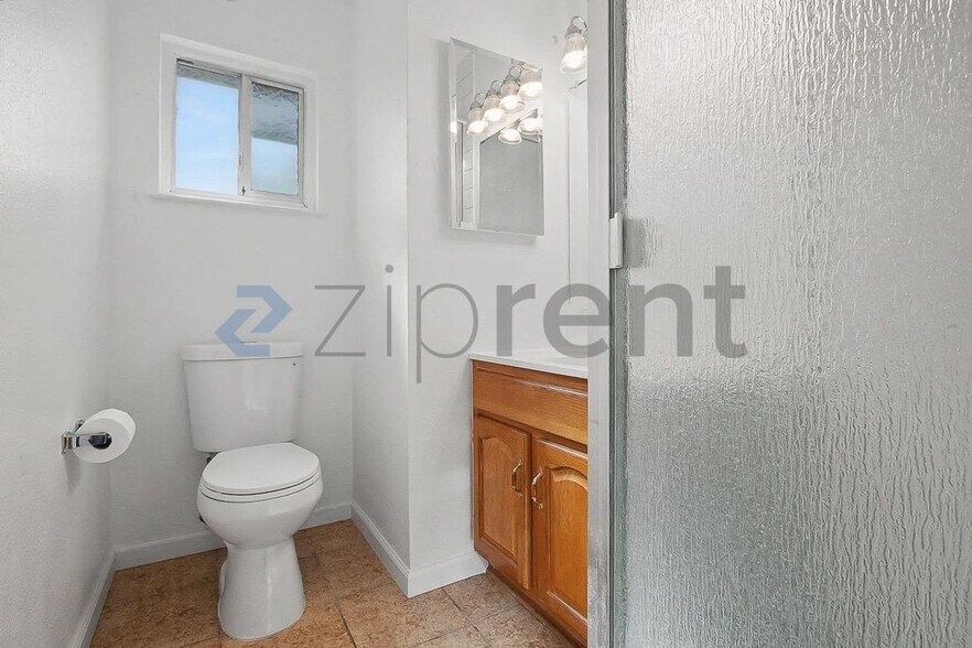 Building Photo - 1644 Bowling Green Dr