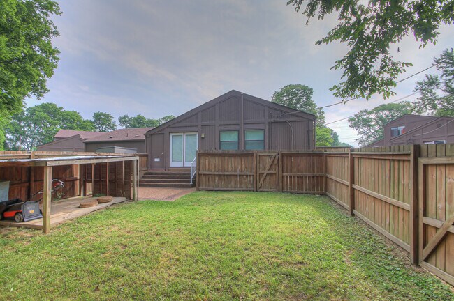 Building Photo - 104 Doral Ct