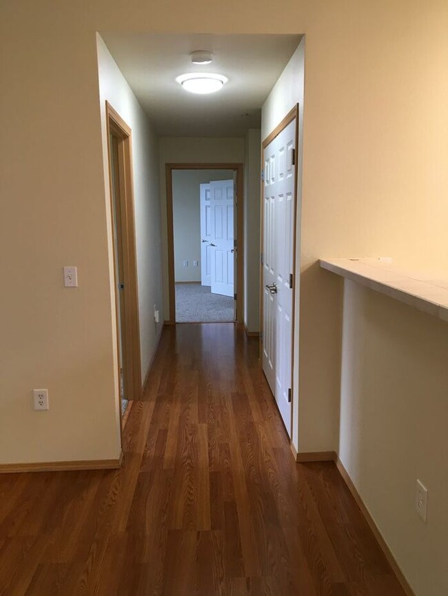 Building Photo - AVAILABLE NOW Spacious condo near shopping