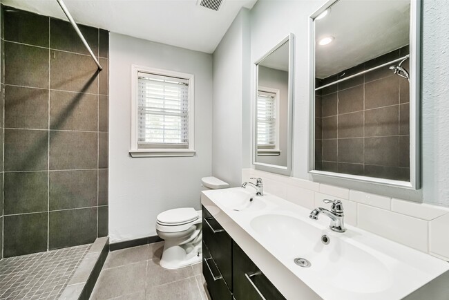 Building Photo - 4702 Maple St