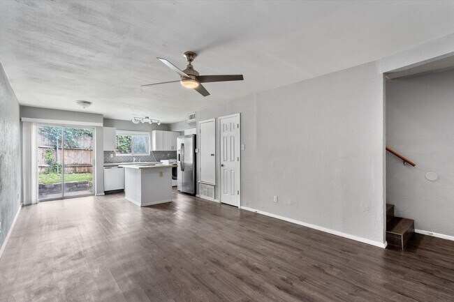 Building Photo - Perfectly Located Townhome in South Austin