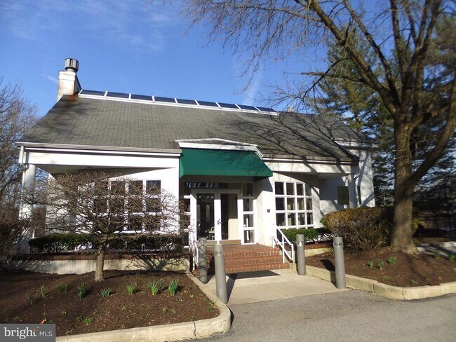 Building Photo - 1640 Oakwood Dr