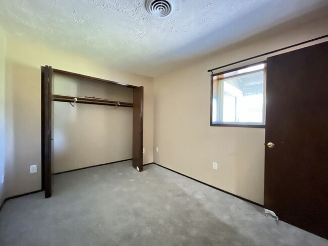 Building Photo - LOM2437