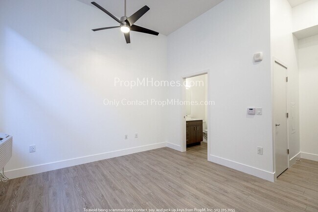 Building Photo - Updated Studio in the Heart of SE Portland!