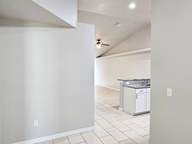 Building Photo - Like New  3 bedroom, 2bath 1 car garage