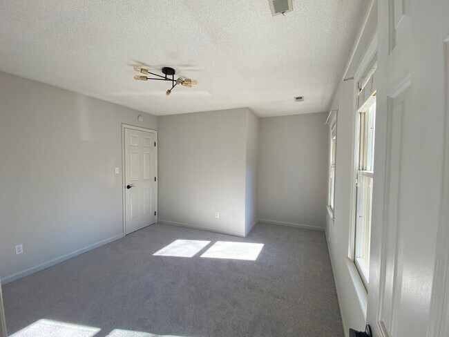 Building Photo - 118 W Skyhawk Dr