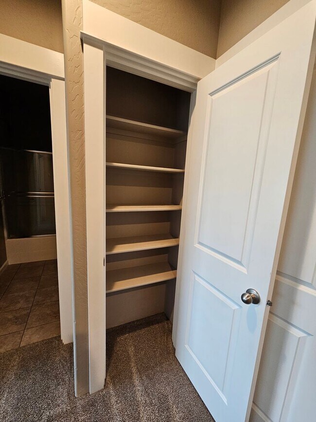 Building Photo - Beautiful Townhome in East Medford