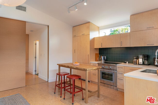 Building Photo - 5676 Hub St