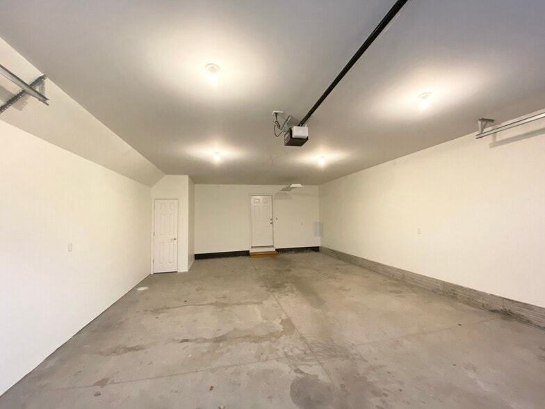 Building Photo - 288 Doran Ln