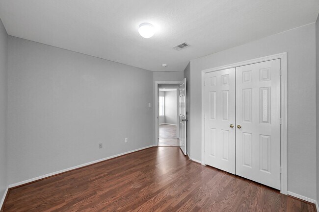 Building Photo - Cozy and quiet 4 bed 2 bath