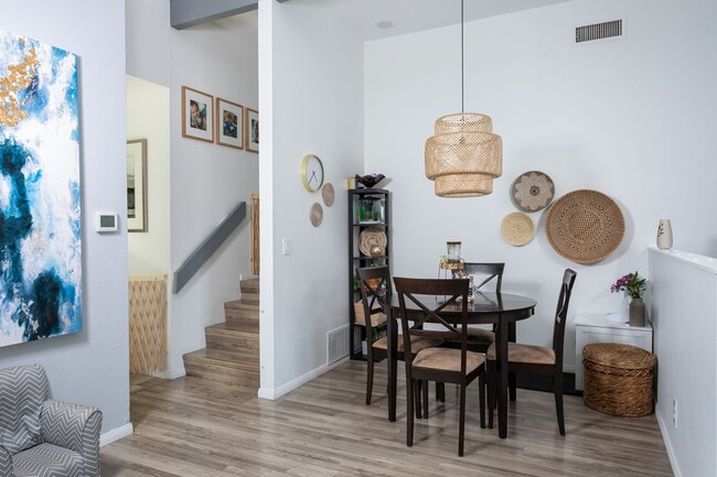 Building Photo - 3 bed 2 bath Townhouse located in South Coast Metro