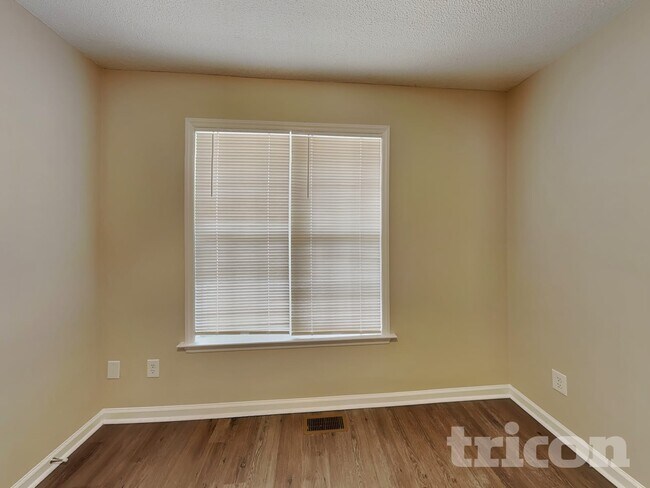 Building Photo - 105 Pinto Ln