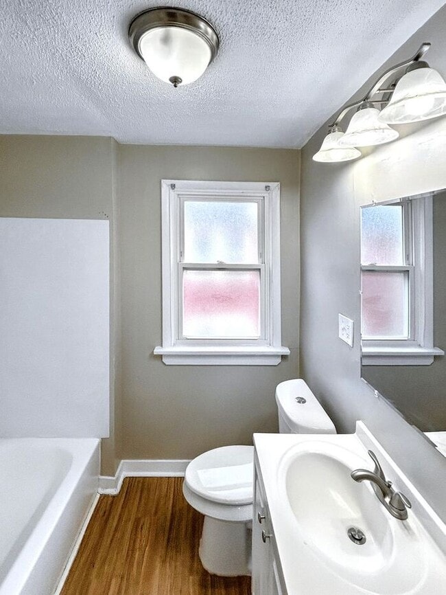 Building Photo - Cozy 2-Bedroom Apartment with Great Locati...
