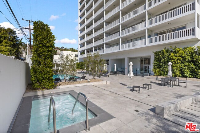 Building Photo - 999 N Doheny Dr
