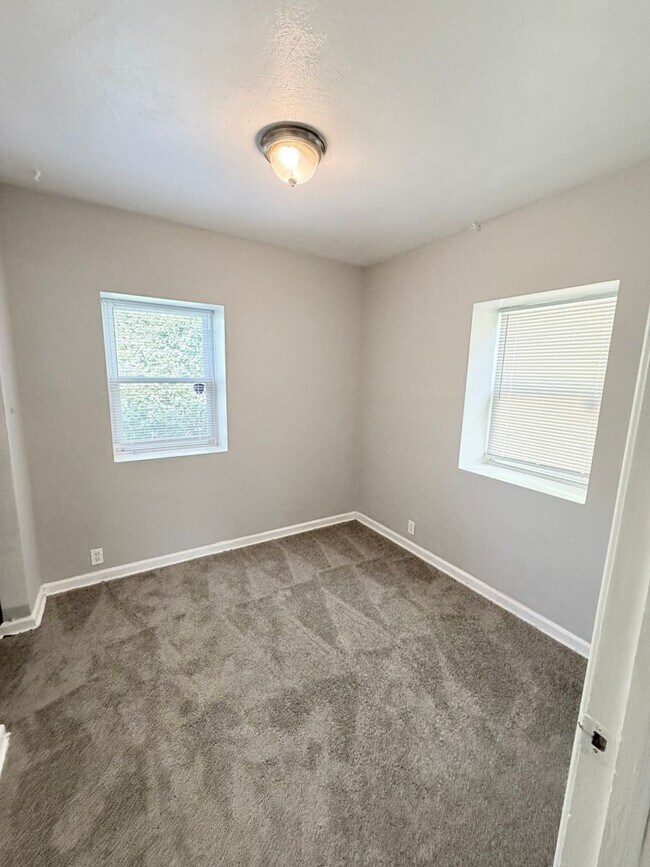 Building Photo - 743 N Kiger Rd