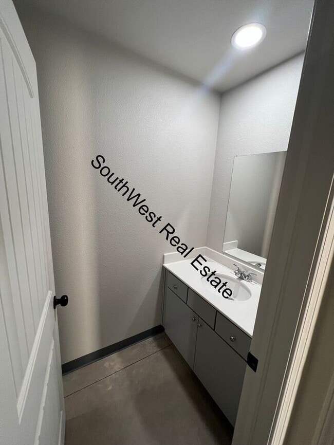 Building Photo - Spacious 2 bedroom 2 Bath apartment