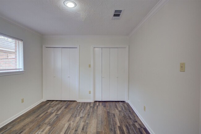 Building Photo - 1402 Forest Home Dr