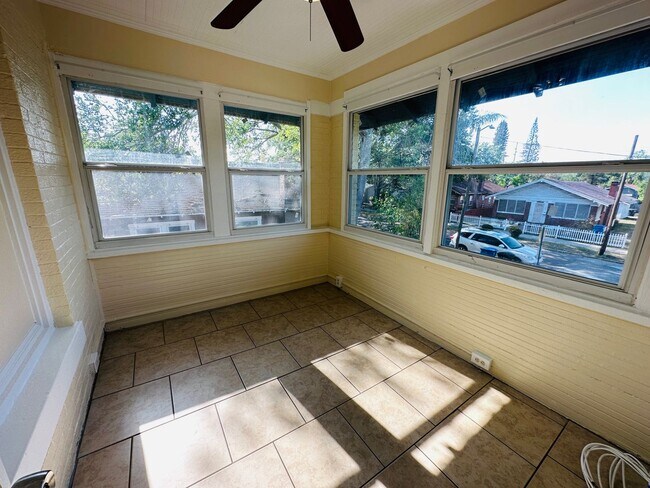 Building Photo - 3/1 2nd Story Duplex - Newly Updated!
